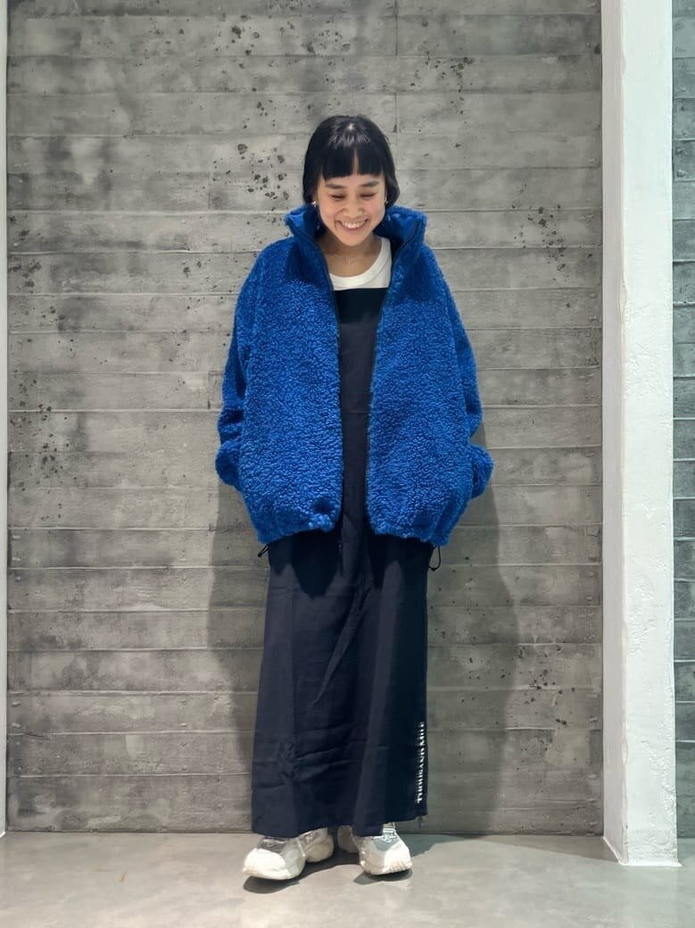 鮮やかなブルーのブルゾンを使ったコーデ