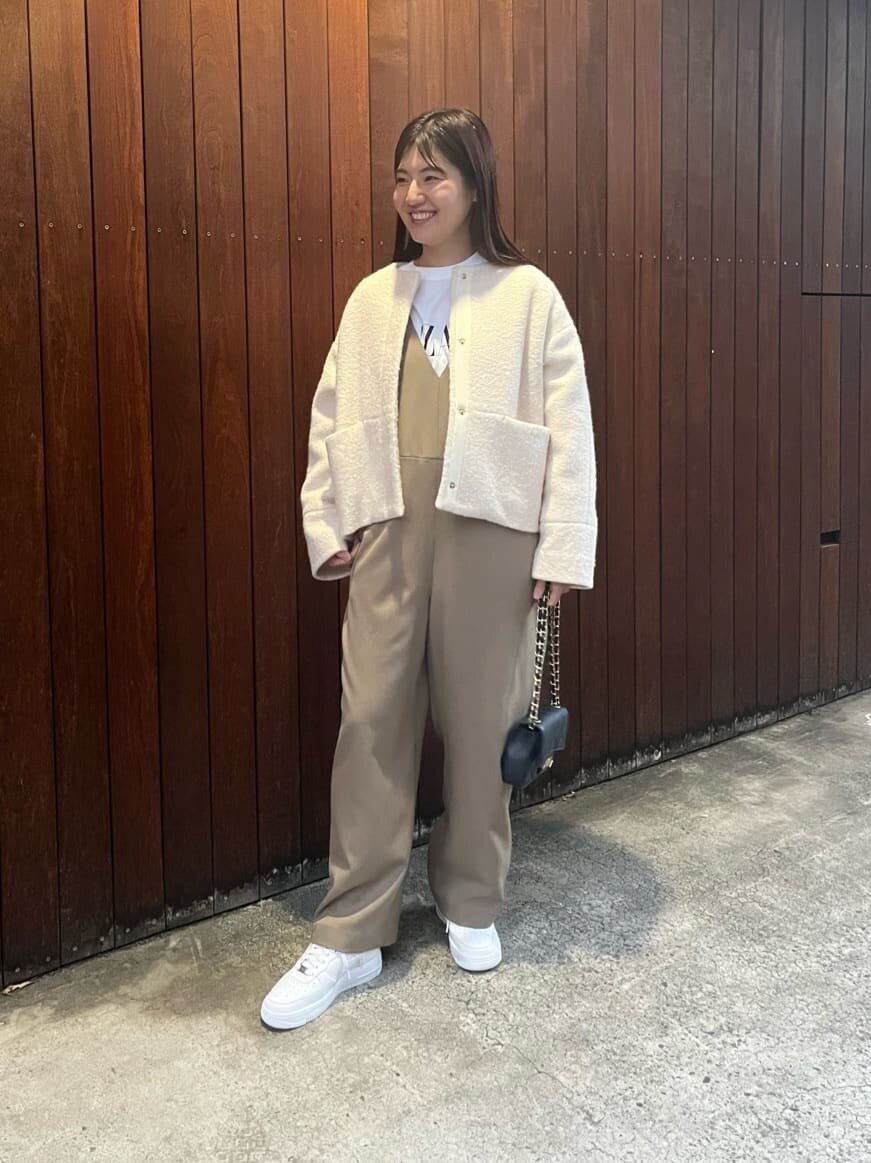 白のアウターを使ったコーデ