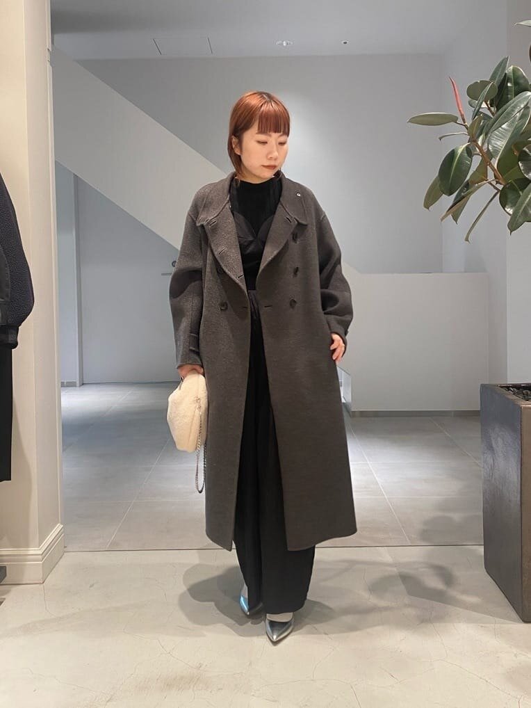 スタンドカラーコートが主役のコーデ