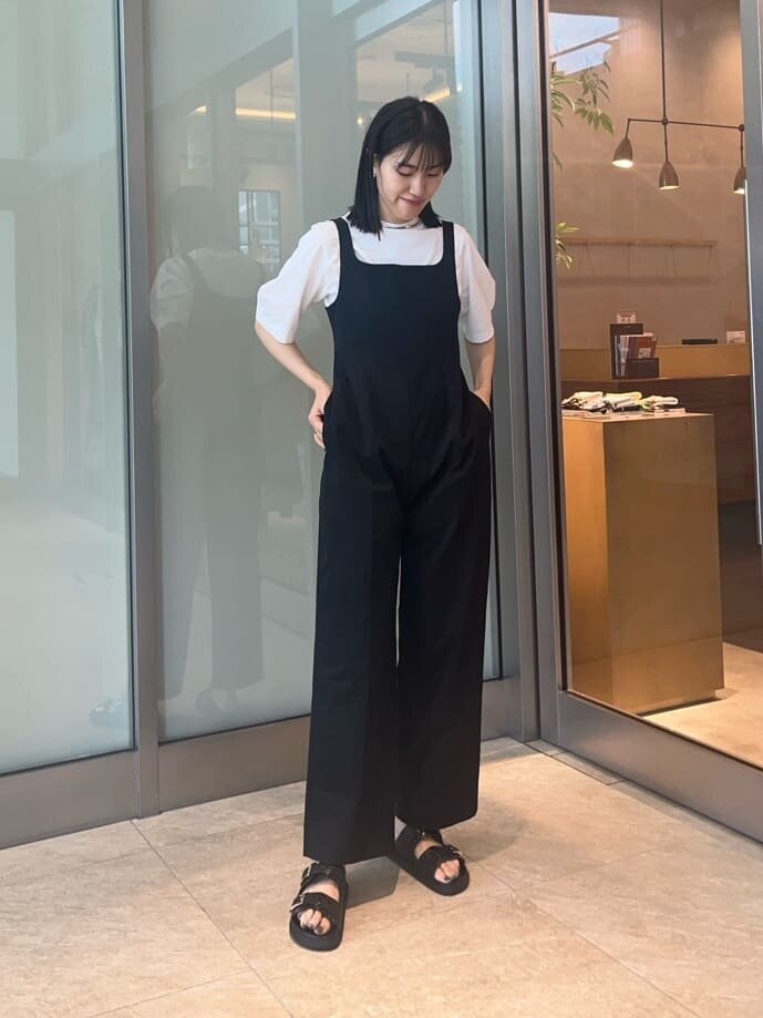 サロペットとTシャツのコーデ