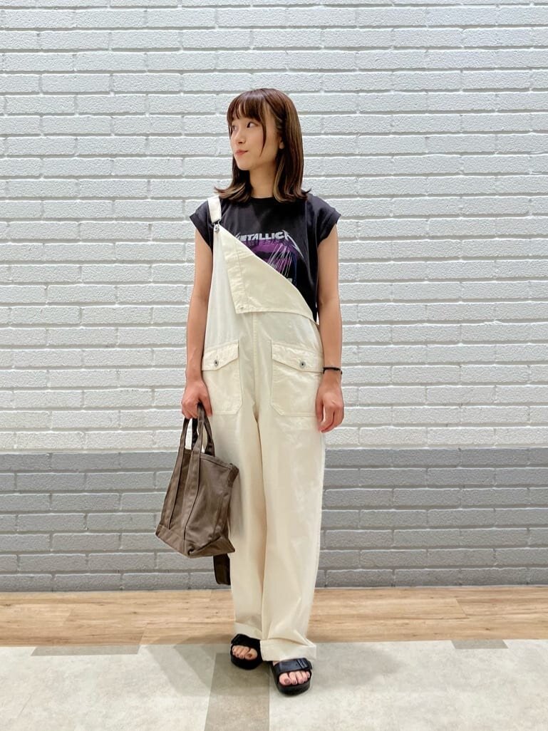 サロペットとTシャツのコーデ