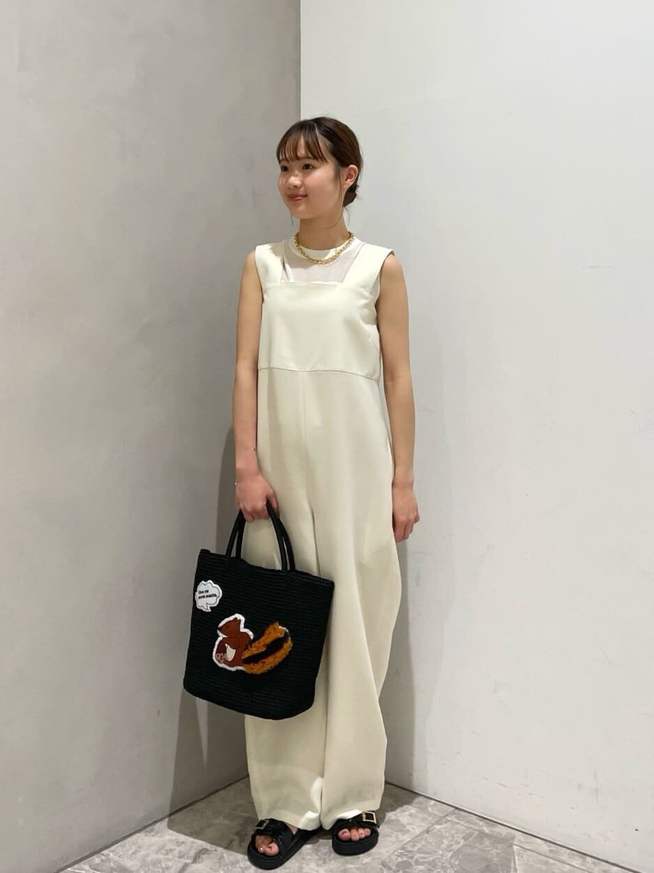 サロペットとベストのコーデ