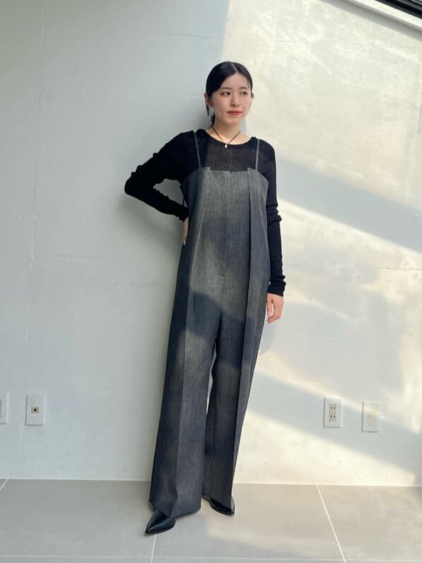 サロペットとリブニットのコーデ