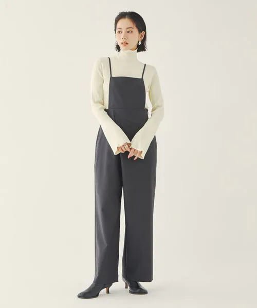 サロペットを着た女性