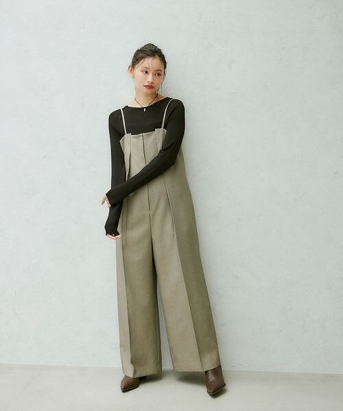 ワイドシルエットのサロペットを着た女性