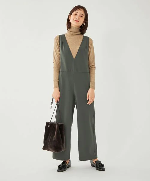 ワイドシルエットのサロペットを着た女性