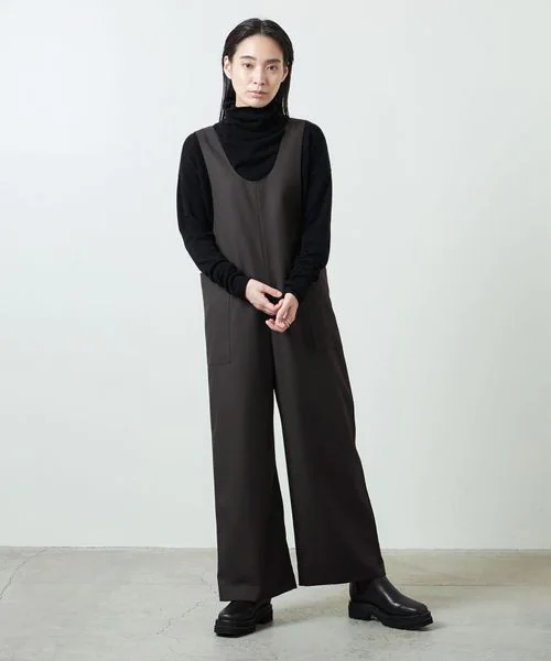 サロペットを着た女性