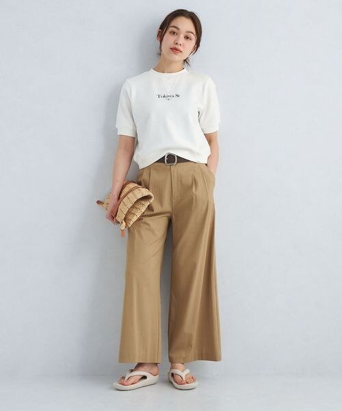 半袖スウェットを着た女性
