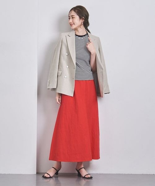 ビビッドカラーのスカートをはいた女性