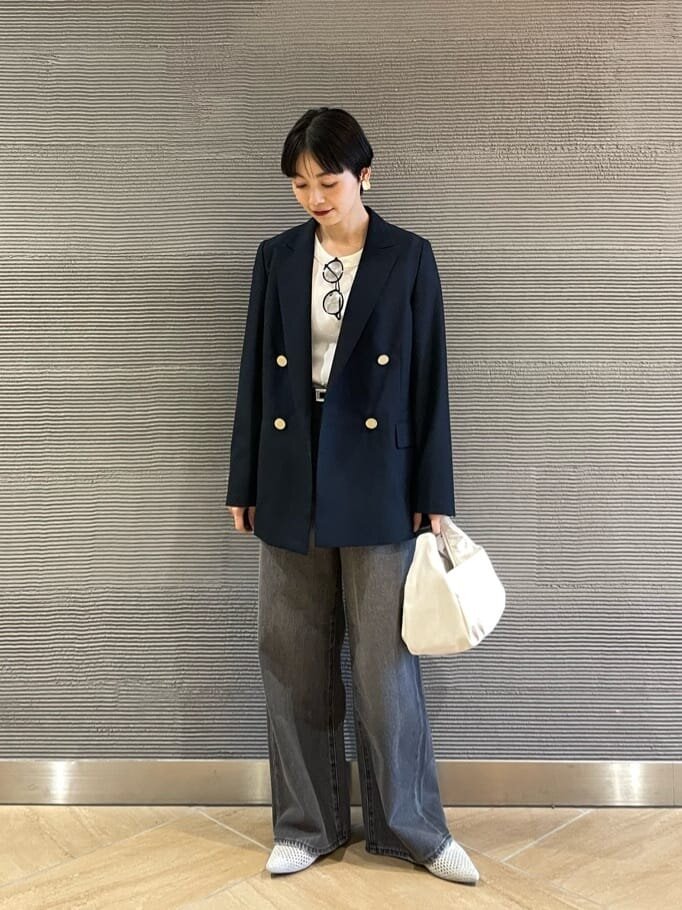 テーラードジャケットとデニムを着た女性