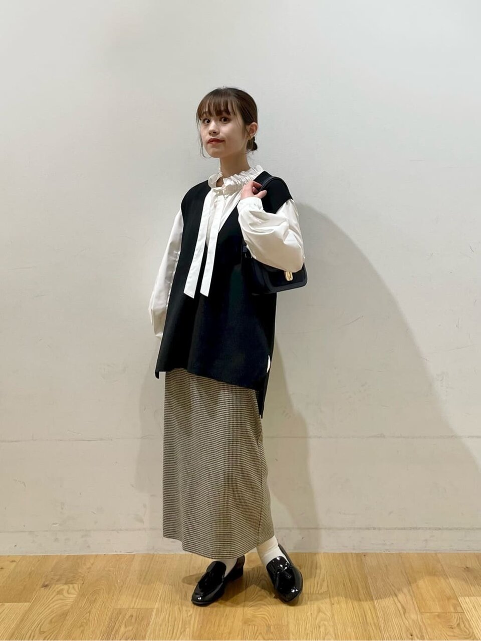 ベストを着た女性