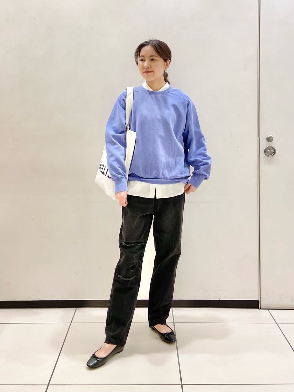 トートバッグを持った女性