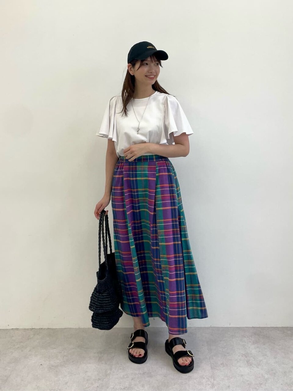 カットソー×チェック柄スカート×サンダルのコーデ