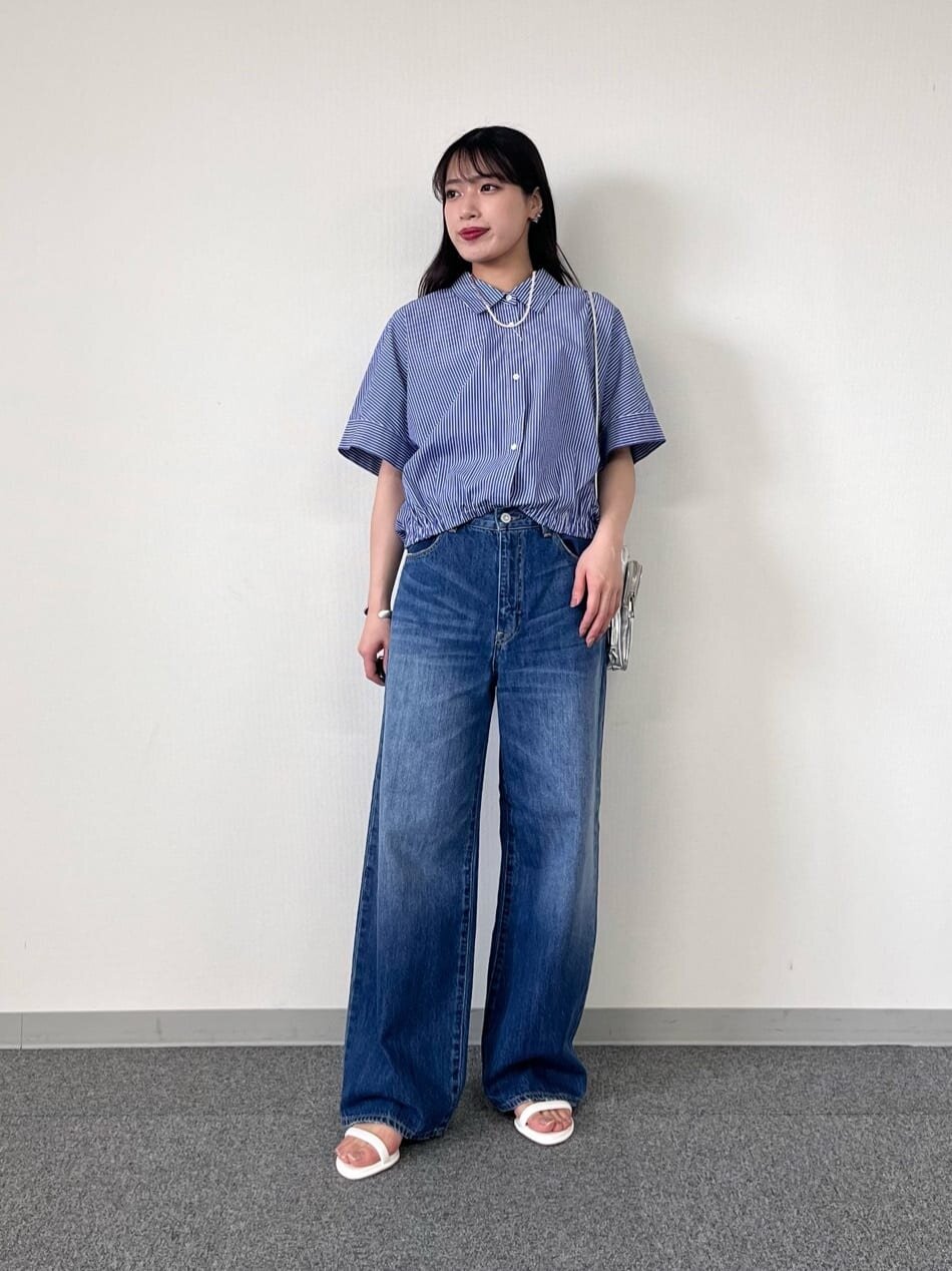 ストライプ柄シャツ×デニムパンツ×サンダルのコーデ