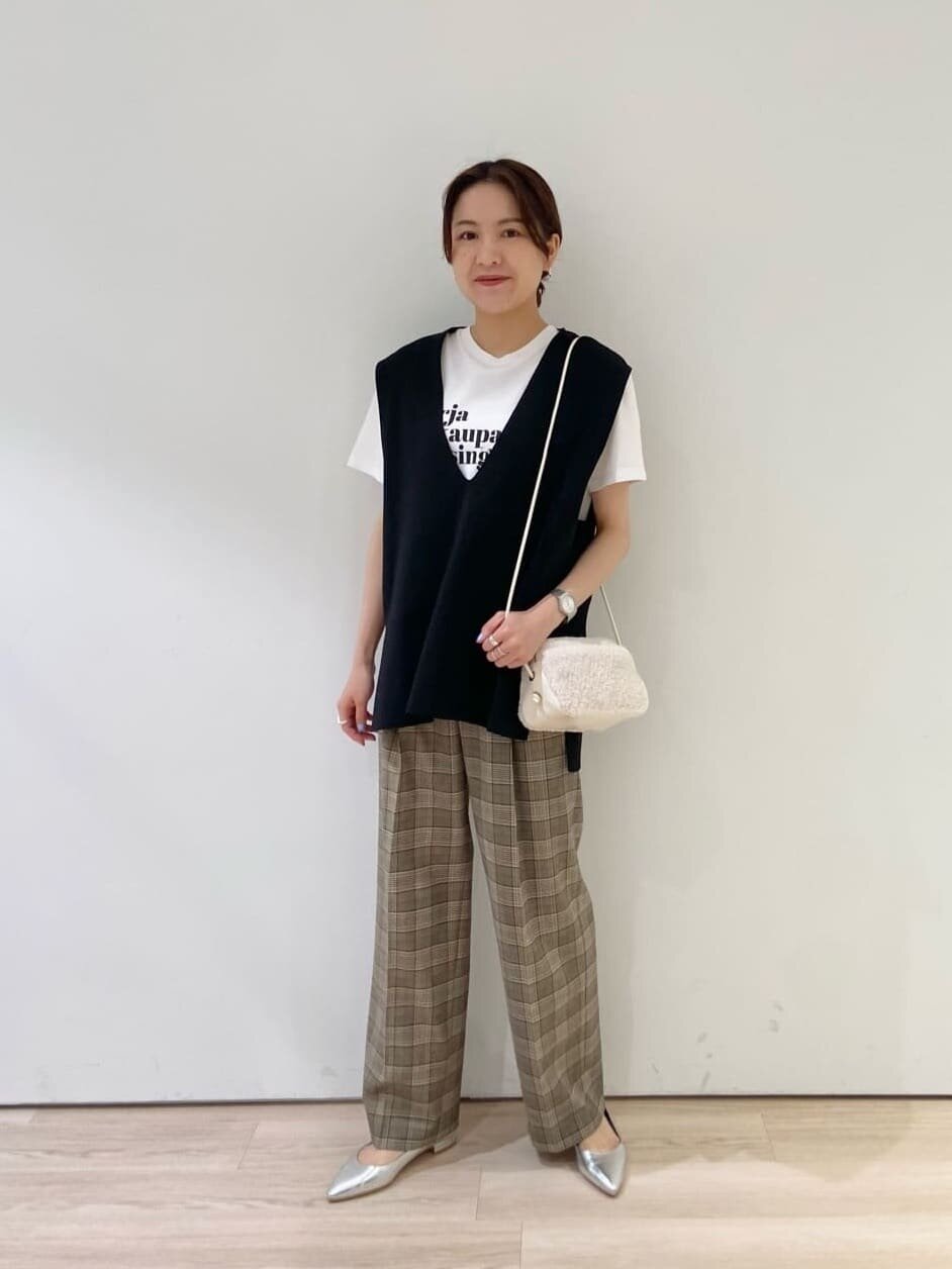 ベスト×ロゴTシャツ×チェック柄パンツのコーデ