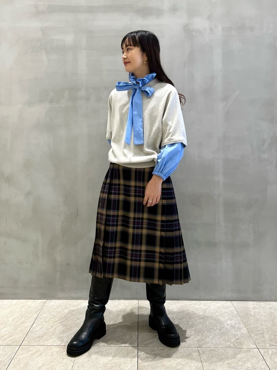 スカートにブーツをあわせた女性