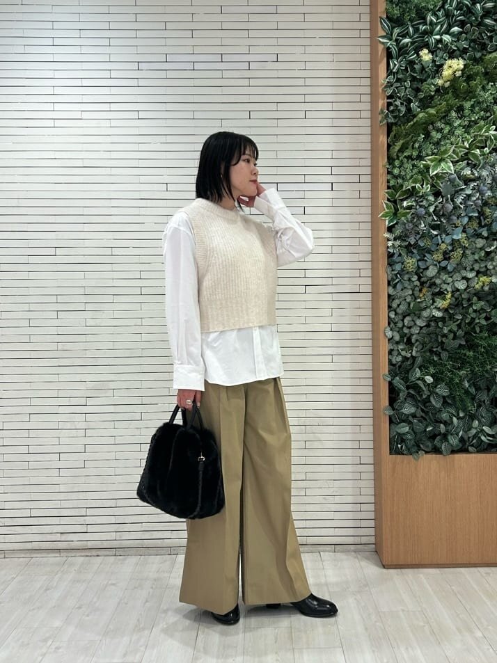 横を向いた女性
