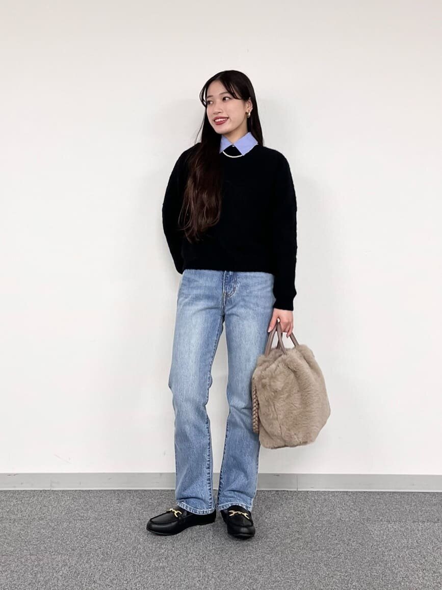 ブルーのデニムパンツをはいた女性