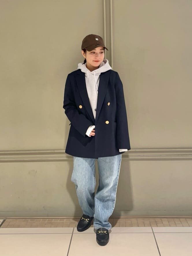 ジャケットとパーカーを着た女性