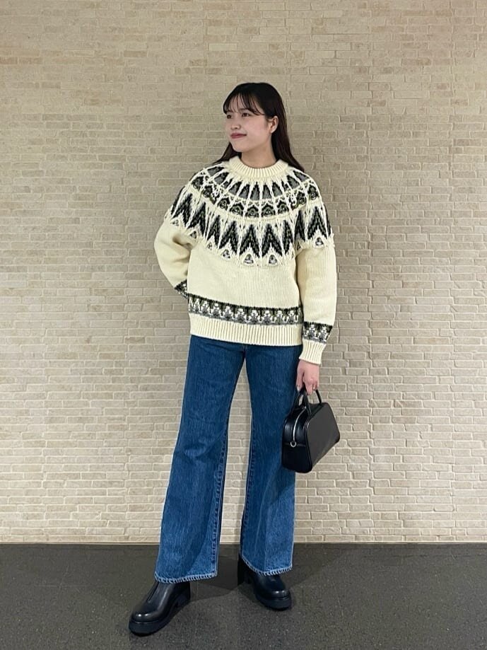ノルディックセーターを着た女性