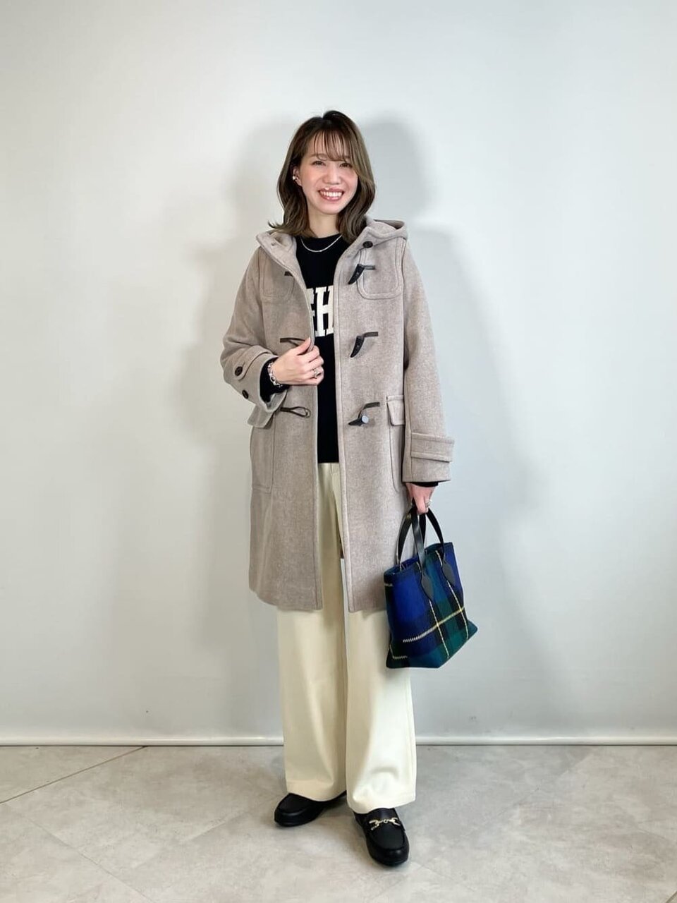 ダッフルコート×ロゴニット×ローファー風モカシンのコーデ