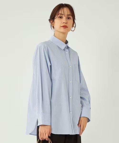 ストライプシャツを着た女性