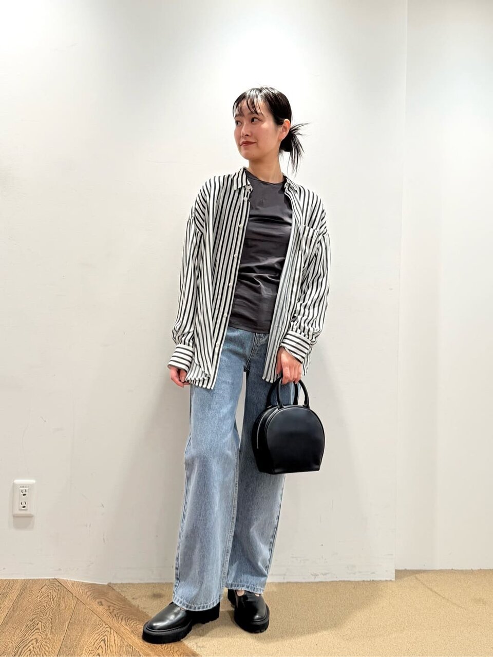 ストライプシャツとデニムを着た女性