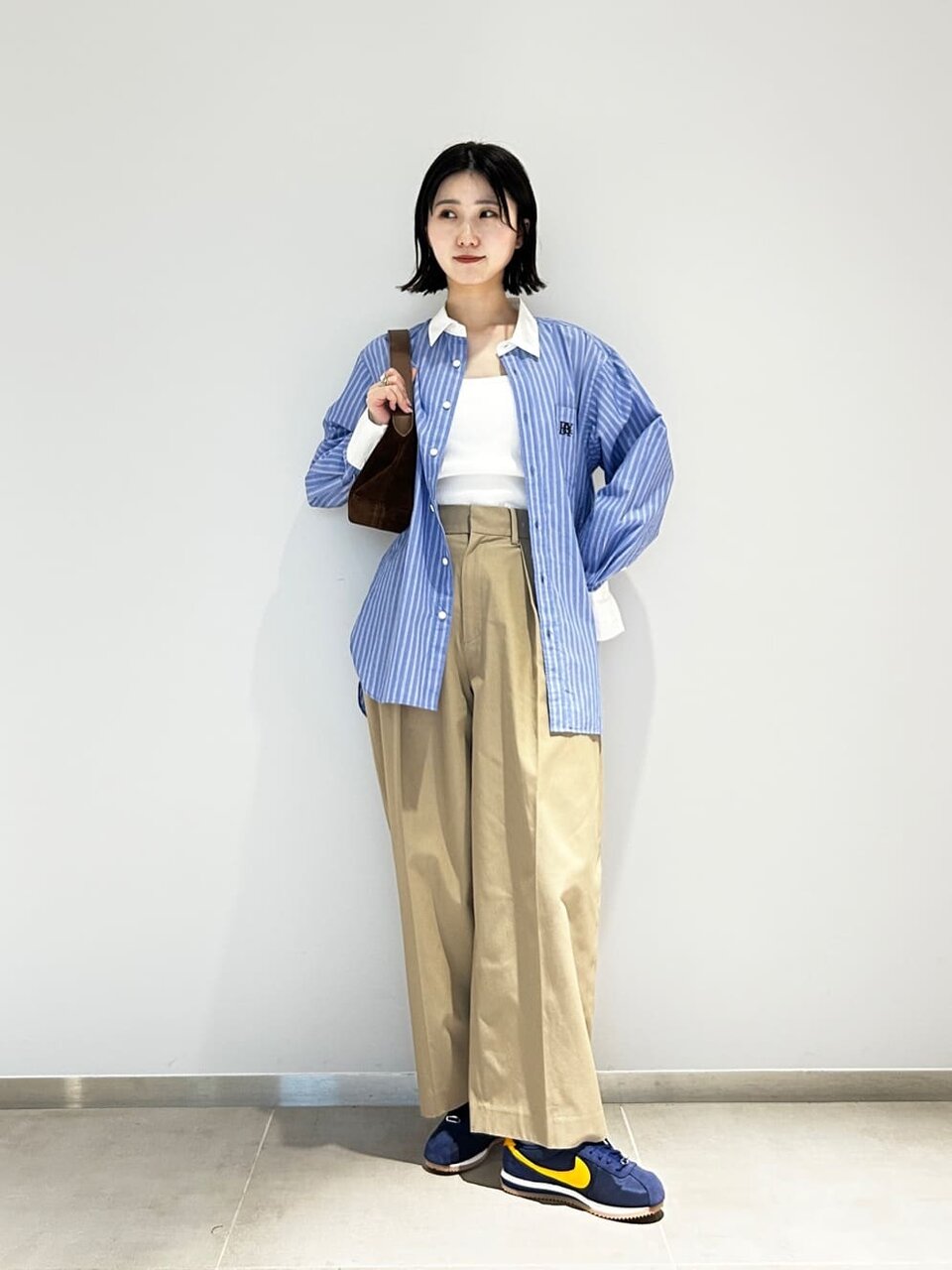 ストライプシャツとチノパンを着た女性