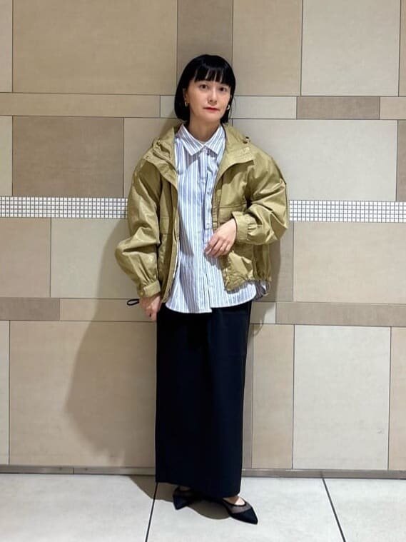 ストライプシャツとブルゾンを着た女性