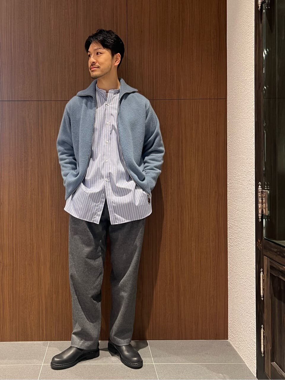 シャツとグレーパンツを着た男性