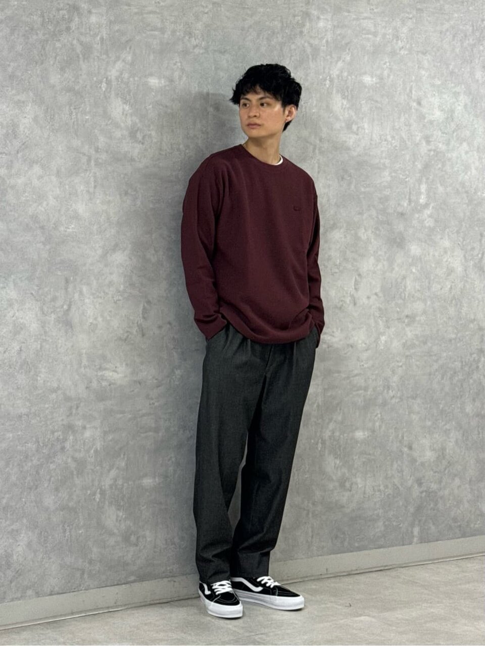 ロンTとグレーパンツを着た男性