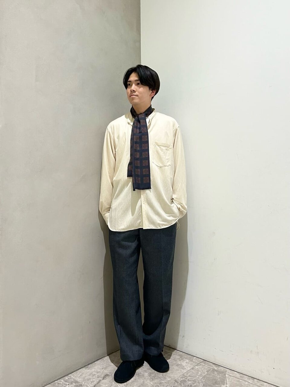 シャツとグレーパンツを着た男性