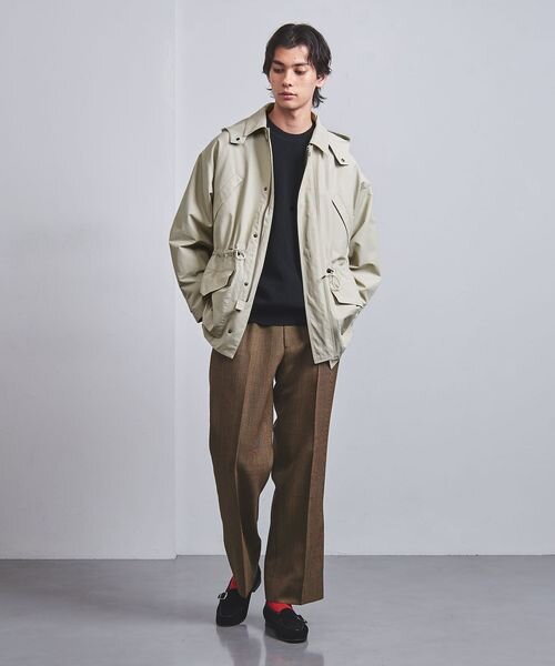 マウンテンパーカーに黒のインナーをあわせた男性