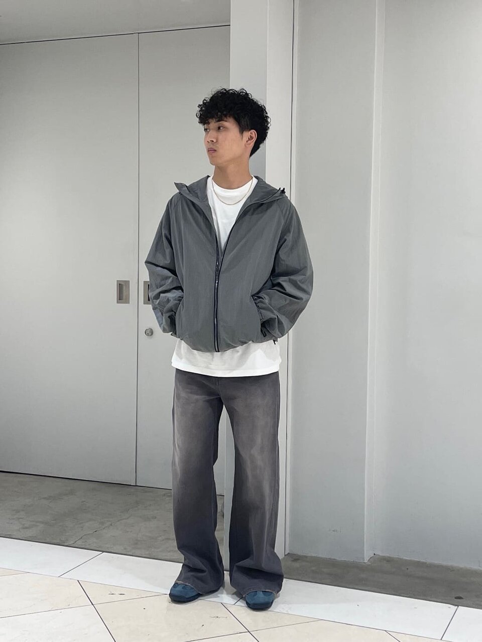 ネックレスをした男性