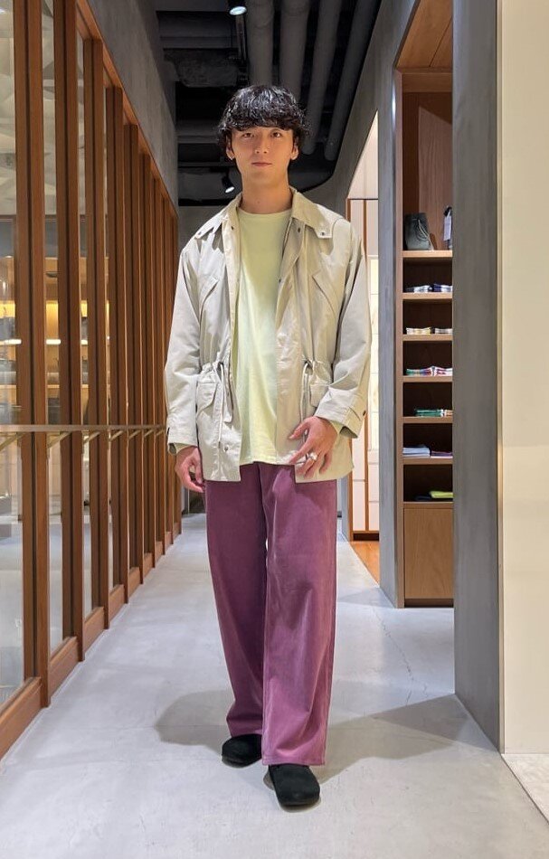 パープルのパンツをはいた男性