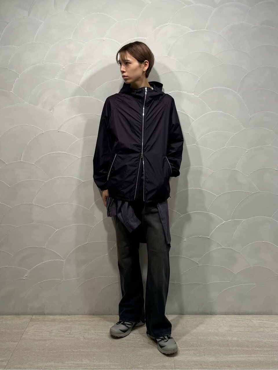 マウンテンパーカーを着た男性