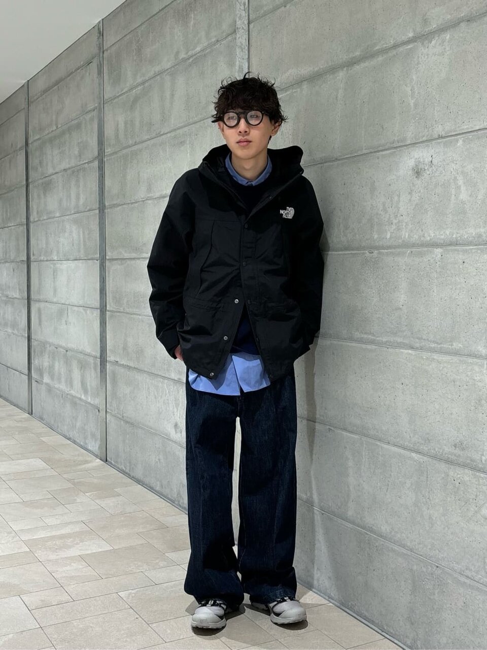 ロイヤルブルーのシャツを着た男性