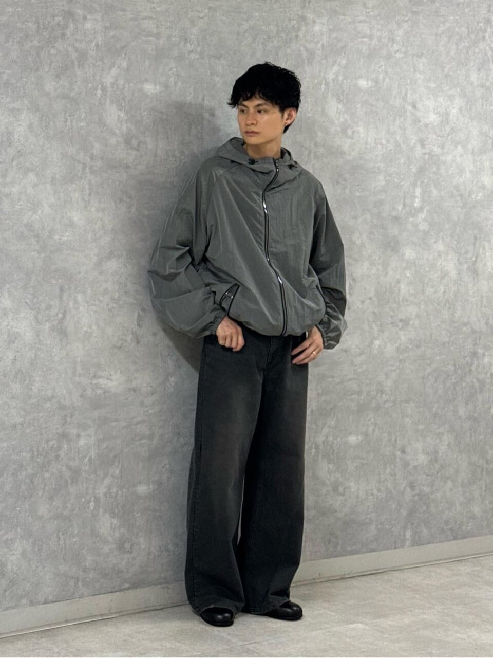 デニムパンツをはいた男性