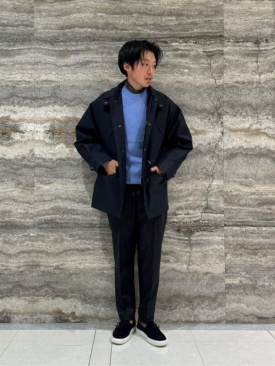 ライトブルーのニットを着た男性