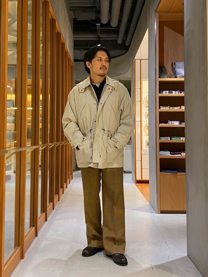 スラックスをはいた男性