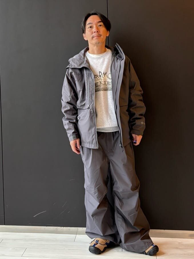 アウトドアジャケットを着た男性