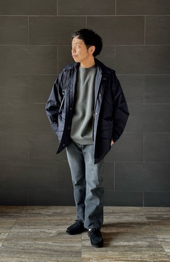 デッキシューズを履いた男性