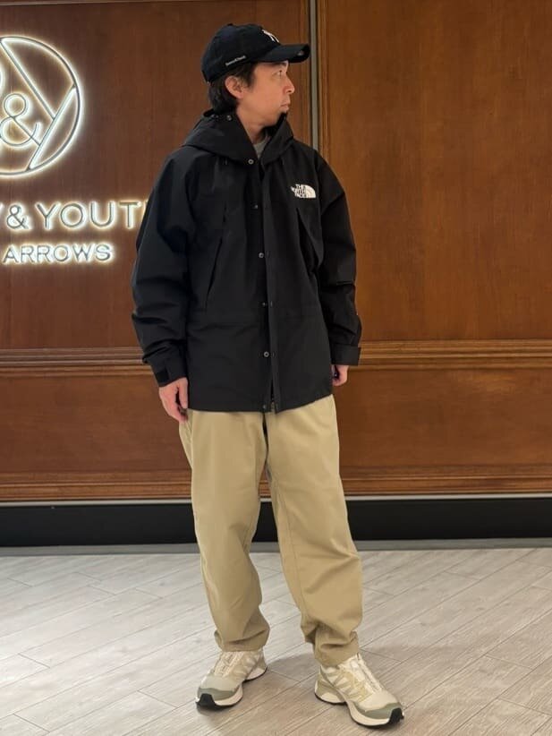 マウンテンジャケットを着た男性