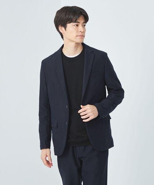 ネイビーのジャケットを着用している男性