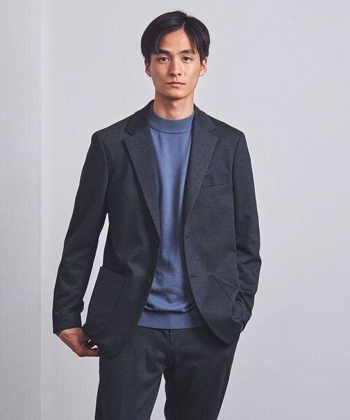 テーラードジャケットを着用している男性