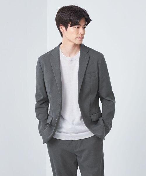 ミディアムグレーのジャケットを着用している男性