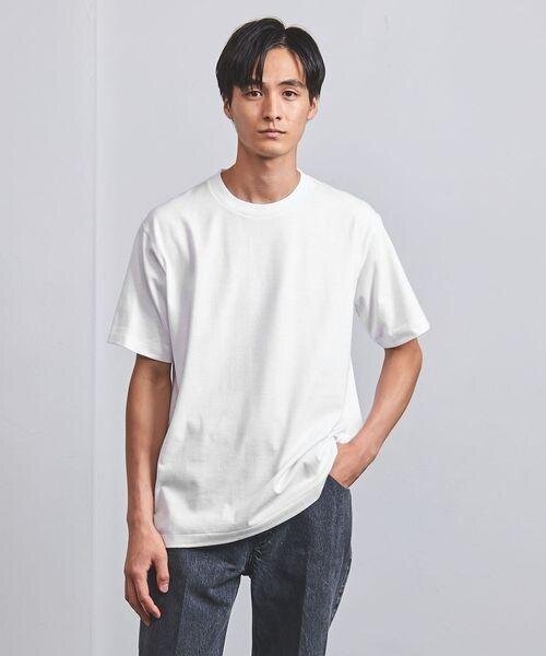 肉厚な生地のTシャツを着用している男性