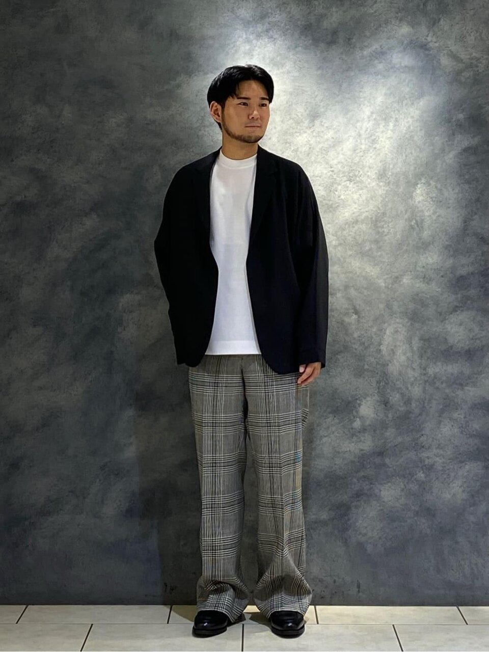 白のロングスリーブTシャツ×黒のジャケットのコーデ