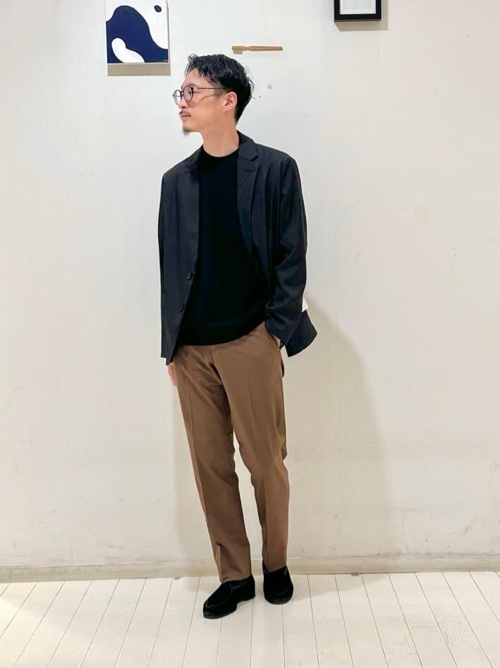 黒のTシャツ×黒のジャケットのコーデ