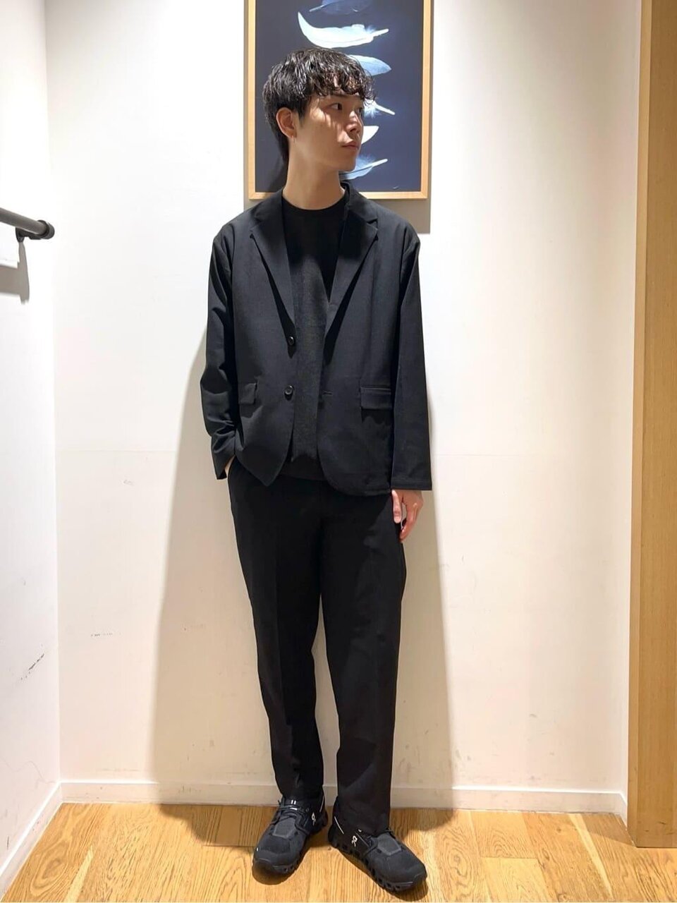 ダークグレーのTシャツ×黒のジャケットのコーデ